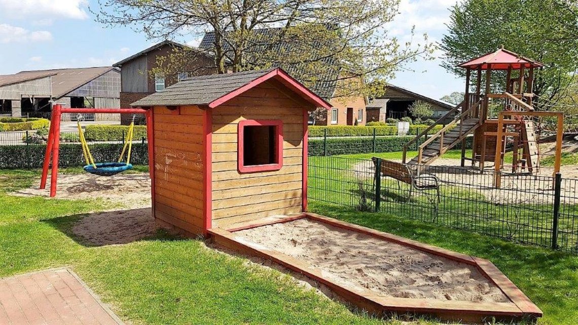 Sandkiste und Spielhäuschen