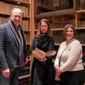 Beeindruckt von der Gudeschen Bibliothek: Pastor Rainer Karstens (Kirchengemeinde Rendsburg), Dr. Sonja Grund (Mitte) und Dr. Maike Manske (beide Schleswig-Holsteinische Landesbibliothek). Drei Leute vor einem Bibliotheksregal