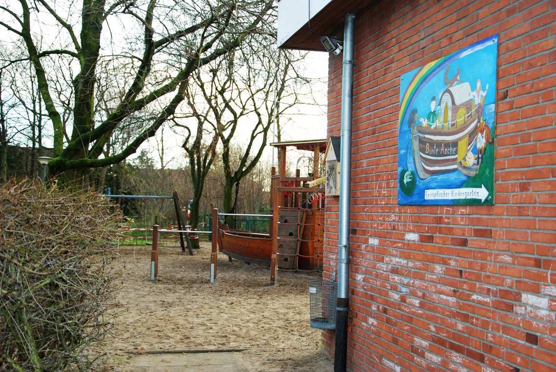 Blick Richtung Außenbereich, rechts die Hauswand mit Kita-Schild