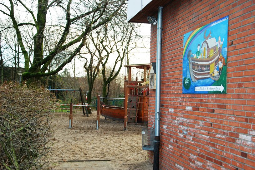 Blick Richtung Außenbereich, rechts die Hauswand mit Kita-Schild